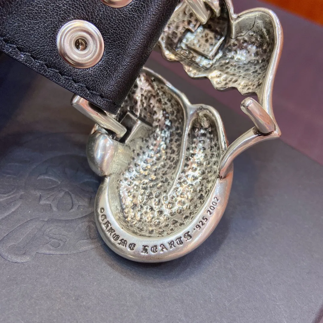 💰760💰Full package💰 💍purchasing grade pure copper silver plated 925 fidelity version 𝐂𝐡𝐫𝐨𝐦𝐞𝐇𝐞𝐚𝐫𝐭𝐬 Crow heart detachable style The Big Tongue's pure copper silver-plated 925 hardware has an old and rough style. During production, the black color after oxidation of 925 silver is deliberately retained, and then polished to form a shiny silver surface with soft gray and black shadows. The layering is very obvious. The imported oil-waxed leather is spliced ​​with colorful crosses, integrating rock punk, goth, street hip-hop and other elements. Its design style is unique and full of mystery and luxury.  Width 3.8cm.